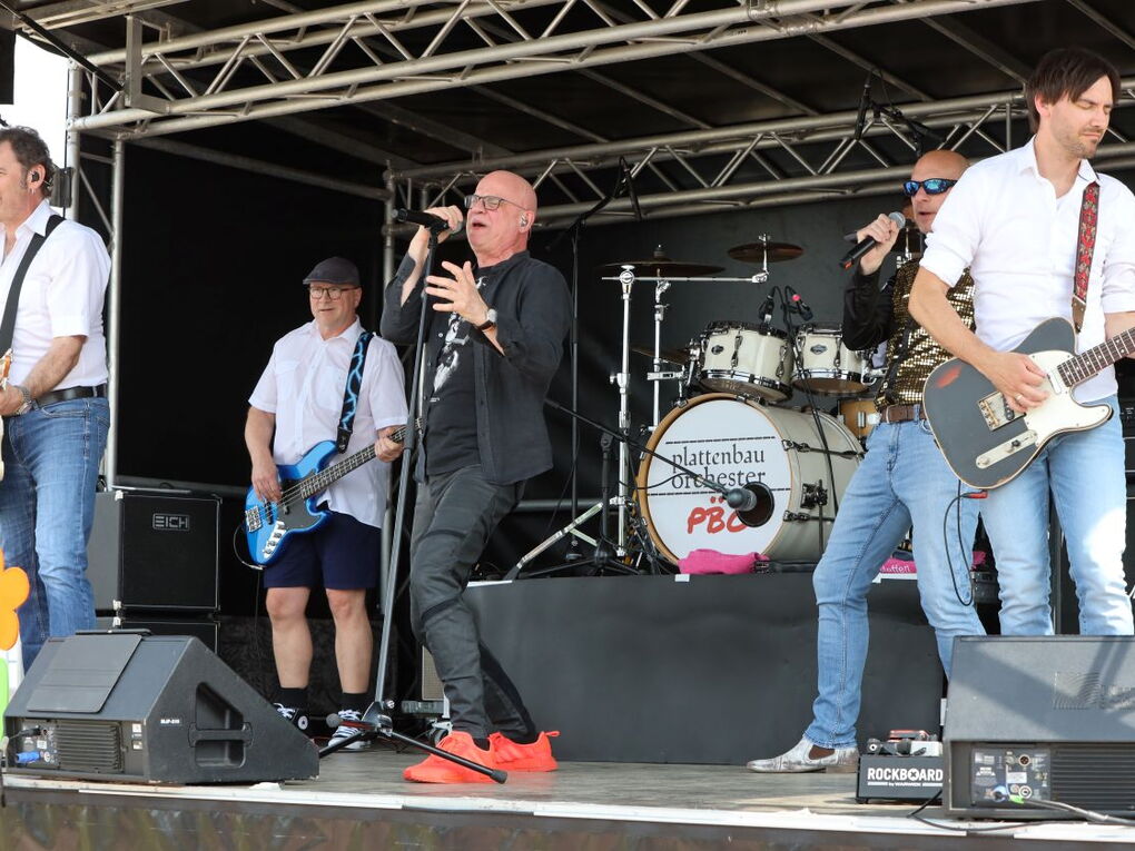 Eine Band rockt auf einer Bühne.