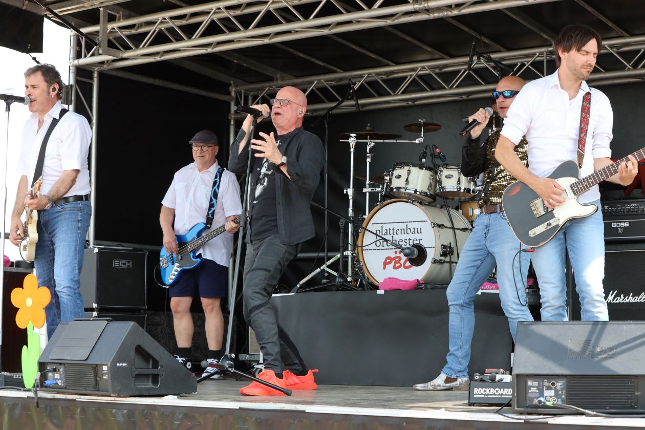 Eine Band rockt auf einer Bühne.
