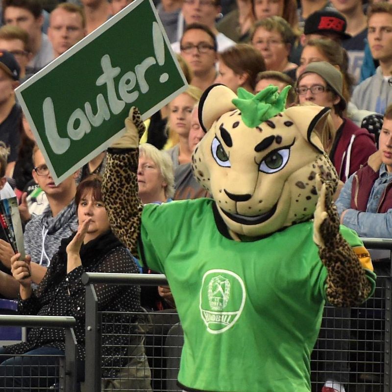 Balleo, das Maskottchen des SC DHfK hält ein Schild mit der Aufschrift Lauter.